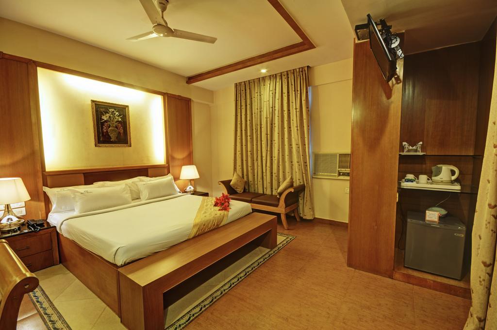 Hotel Roopa Майсур Экстерьер фото