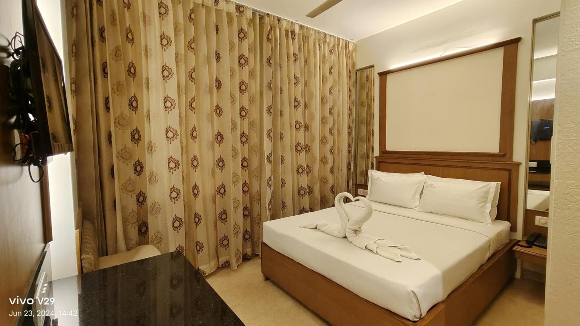 Hotel Roopa Майсур Экстерьер фото