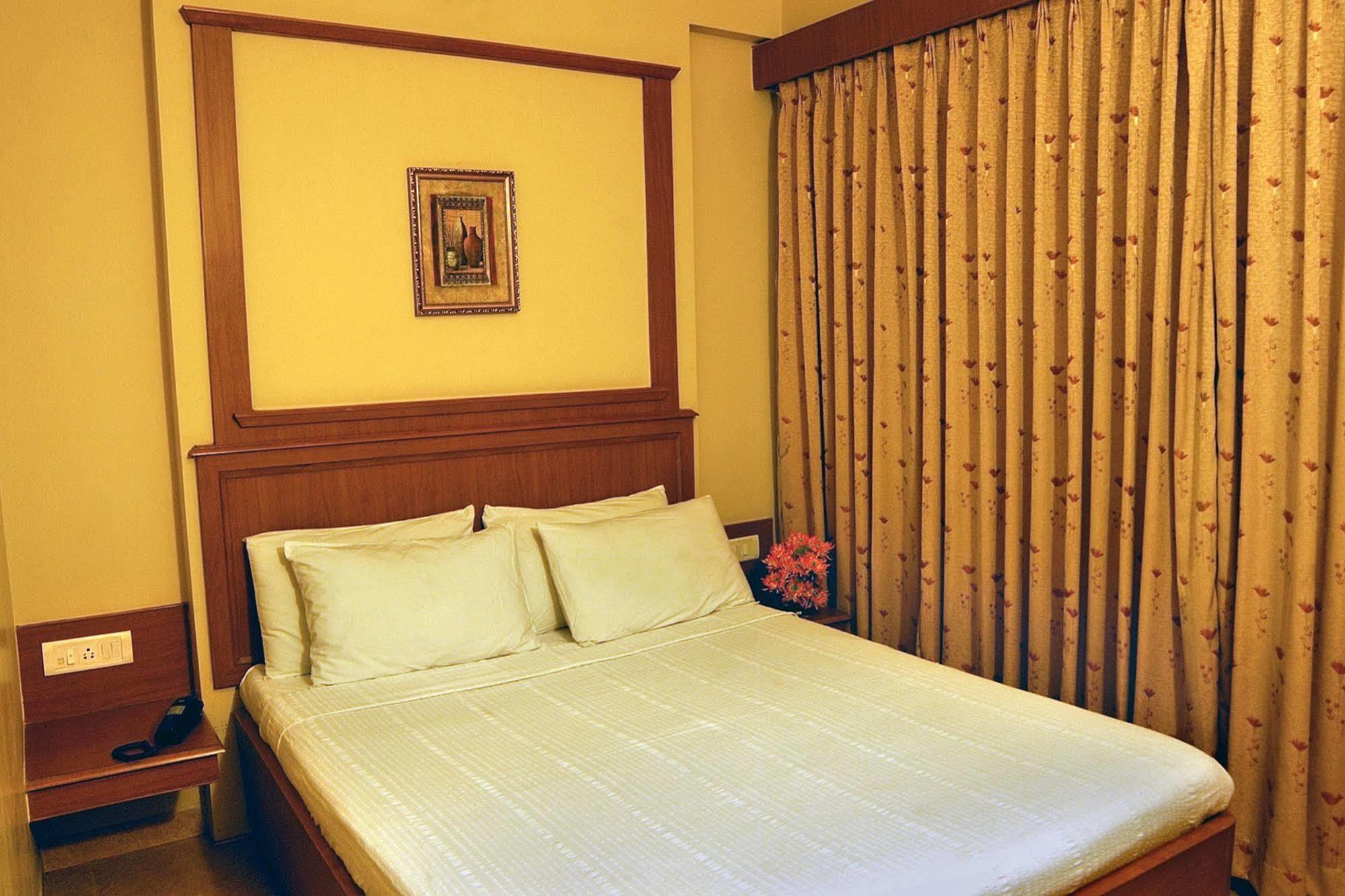 Hotel Roopa Майсур Экстерьер фото